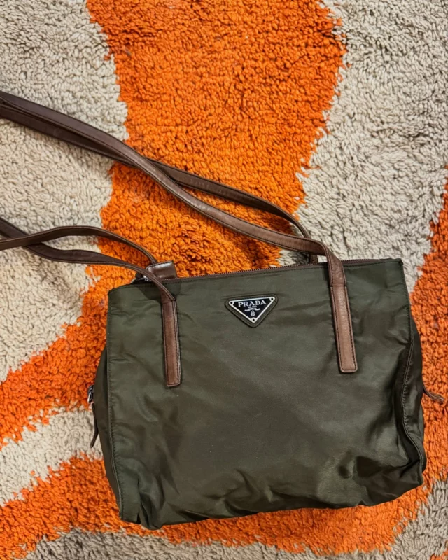 Prada nylon anni ‘90… che dire, ormai un must have senza tempo!! Qui in versione a spalla, colore marrone con dettagli e rifiniture in pelle 🧡 una bellezza proprio!
Misure 25x20x10

Ma come nasce questo amore di Prada per questo materiale così particolare e pratico, il nylon? 
Adesso ve lo racconto: molto prima delle avventure nautiche di Luna Rossa, Prada, infatti, era soprattutto sinonimo di pelletteria, bijoux e foulard, una quieta e “normalissima” realtà che presto sarebbe stata coinvolta in una straordinaria e irreversibile metamorfosi. 
Nel 1984 nacque il primo esemplare di zaino Prada, si chiamava “la vela” ed era disponibile nei colori nero e marrone, realizzato appunto in nylon e resistente all’acqua, in pratica la prima versione di un oggetto must-have che qualche anno dopo avrebbe definitivamente conquistato il mondo, portando nell’immaginario comune una nuova idea di stile.

Oggi il nylon è ancora protagonista delle collezioni Prada e non sembra voler ancora fermare la sua evoluzione, diventando ogni giorno più esclusivo grazie a una sapiente fusione di tecnologie all’avanguardia e meticolose tecniche artigianali.

E a voi piace il nylon e le borse/zaini di Prada? 
Per me approvatissime 😍😍
#thankgoditsvintage 

Vintage
Vintageshop 
Vintagestore 
Prada
Pradabag 
Pradavintage