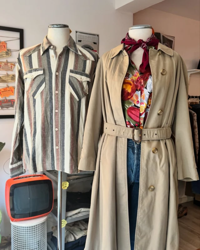 W la primavera 🌸🌸🌸🌸

In negozio stanno arrivando tutte le novità della stagione più bella di sempre!!
Venite a scoprire tanti nuovi capi perfetti per tutte le occasioni, dai trench alle giacche in pelle, dalla camicia in jeans al maglione di filato di cotone…. 

Ps: sono arrivati anche tanti capi da fondi di magazzino ancora nuovi con il cartellino originale, che aspetti a passare??! 😜😜

Look donna

Trench classico con cintura
Taglia M
+ camicia a fiori viscosa 
Taglia M 
+ jeans Levi’s 501 tg W31

Look uomo
Camicia cotone a righe 
Brand Lee 
Taglia M

Vintage 
Vintagestyle
Vintageclothing 
Vintageshop
Selezionevintage 
Vintagemodena