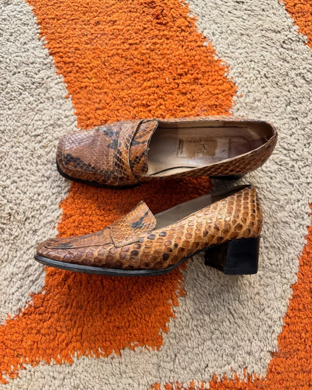 Possiamo dare inizio alle scarpe senza calze?? 
Direi di siii 🧡

Partiamo con un bellissimo mocassino in rettile, anni 80 e brand Valentino, numero 38, tacco comodo che misura 4 cm e rifatto da me, perciò nuovo ☺️
Mocassino unico, con punta quadrata, è stato usato ma ancora bellissimo e in ottime condizioni!! 

Disponibile in negozio o in direct 📩

#thankgoditsvintage 

#vintage #vintageshop #valentino #valentinogaravani #valentinovintage #mocassini #vintageshoes #vintagestyle