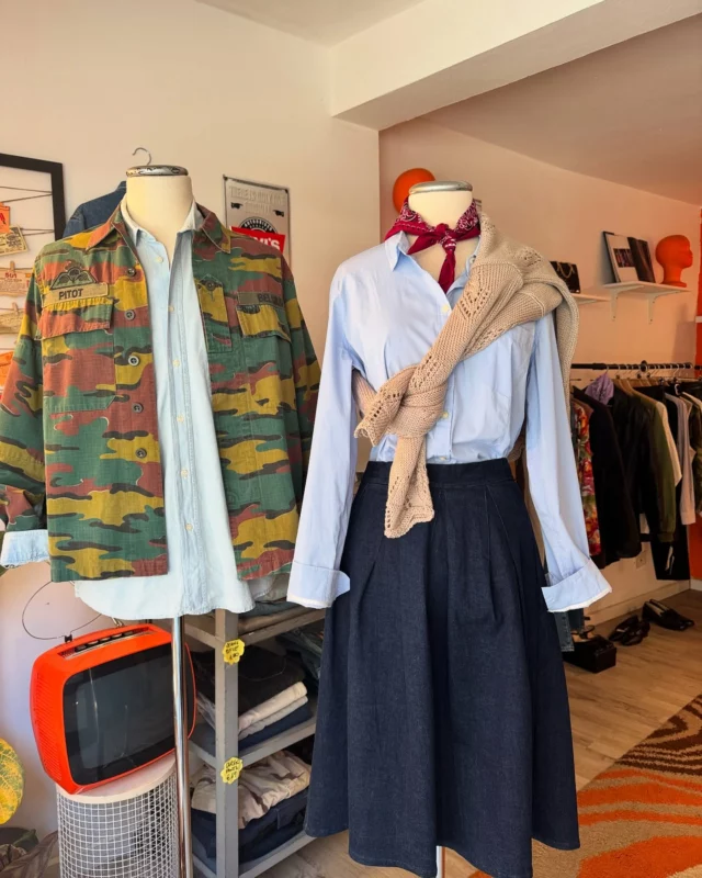 Anche se mettono pioggia, non ci fermiamo con i look primavera 🌸🌸

Ecco i due look manichino boys & girls!!

Donna:
Maglione cotone tramato
Colore beige 
Anni 90
Taglia M
Ancora nuovo, cartellinato 
+ camicia in cotone azzurra
Anni 00
Brand Pennyblack 
Taglia M
+ gonna in jeans sartoriale 
Taglia 42
+ bandana originale bordeaux 

Uomo:
Giacca militare originale
Belga 
Taglia M
+ camicia jeans chiaro
Anni ‘90
Taglia M 

#thankgoditsvintage 🧡

Vintage
Vintageshop 
Vintageclothing
Outfit
Outfitvintage