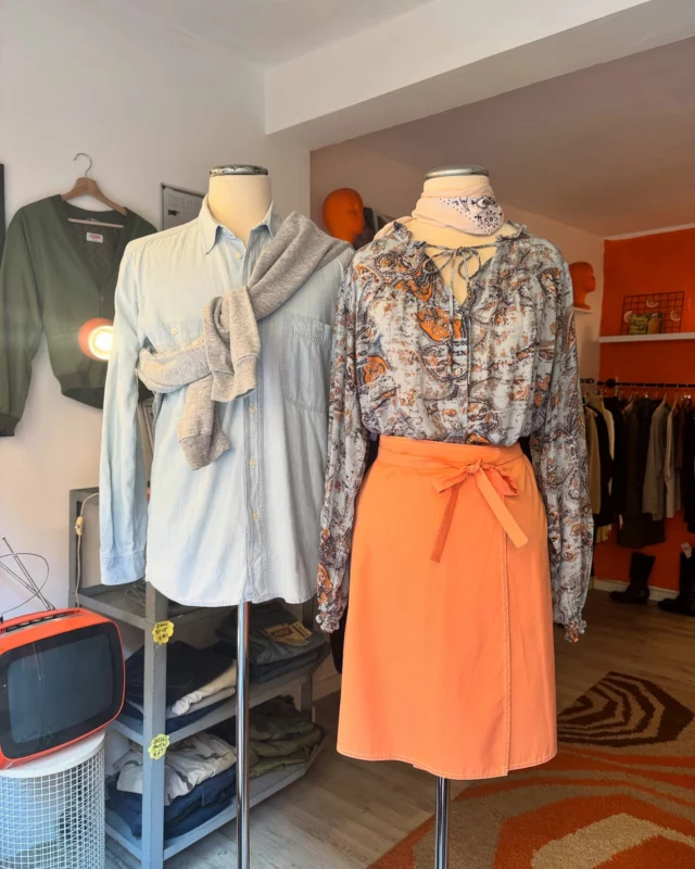 Continuano i lookini primavera 🌸🌸🌸

Girls:
Camicia fantasia 
Brand IBlues 
Taglia M
+ gonna a portafoglio salmone
Ancora nuova con cartellino
Taglia 42/44
+ Bandana rosa cipria originale 
Ancora nuova 

Boys
Felpa grigia mélange americana
Con stampa 
Taglia M
+ camicia jeans chiaro
Taglia M 

#thankgoditsvintage 🧡🧡

Vintage
Vintageshop 
Vintageoutfit 
Vintageclothing 
Vintagelover 
Vintagemodena 
Modenacentro