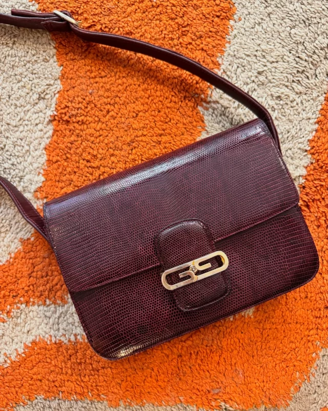 Direi che un post se lo merita tutto lei 🧡

Borsa in lucertola by Gucci, anni ‘70!!
Un pezzo davvero pazzesco e unico, modello di base ancora in produzione, che le vogliamo dire?! Se non che è bellissima?? 🙌🙌

Già disponibile in negozio e online sul sito, link in bio!

Misure 27x19x6 

#thankgoditsvintage 

Vintage
Vintageshop 
Gucci
Guccibag
Guccivintage