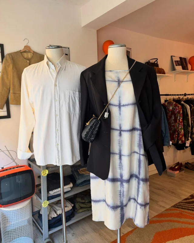 Oggi eccoci qui con due lokkini super chic 🥰🥰
Perfetti per una cena elegante, ma anche per cerimonia grazie alla bellezza di questi materiali preziosi come la pura seta 🧡

Per lei:
Giacca Blazer Ferrè 
In misto seta
Taglia M
+ Abito con spalline sottili 
Brand Aspesi 
Taglia 42 
+ Borsa in rattan blu 
Con catena oro 

Per lui:
Camicia bianca in cotone 
Brand Fila 
Taglia M 

Vi aspettiamo in negozio per provare queste meraviglie 🧡🧡🧡🧡
#thankgoditsvintage 

#vintage #vintageshop #vintagestyle #puresilk #vintageclothes #vintagedress #modena #modenacentro #modenashopping